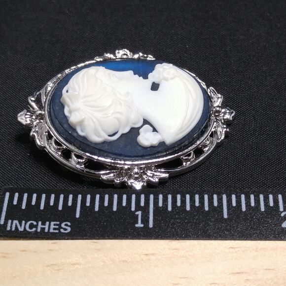 Vintage Whiting & Davis Blue White Lucite Cameo Brooch, 1970s - Picture 4 of 10